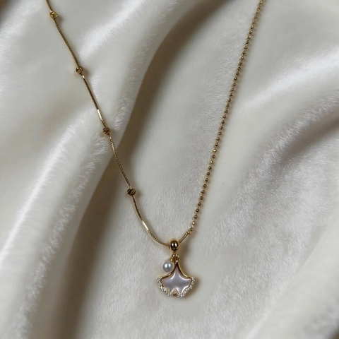 French Elegant Gold Plated Copper Ginkgo Leaf Pendant Necklace With Mother Of Pearl Artificial Pearl Rhinestone For Women