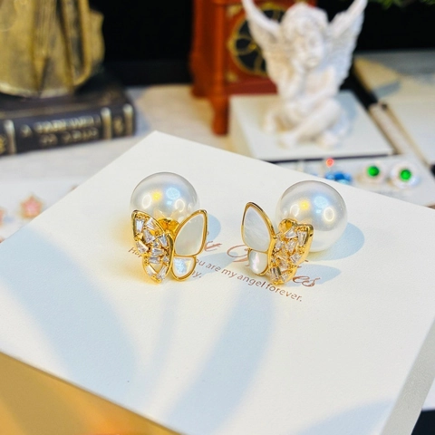 Boucles d'Oreilles Clous Papillon Élégantes en Cuivre Plaqué Or avec Accents en Nacre et Strass pour Femme