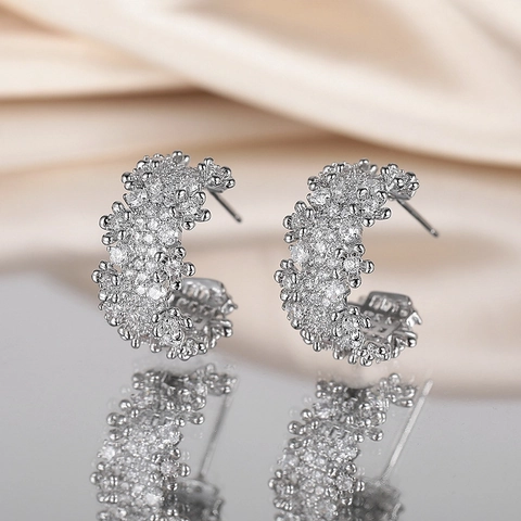 Pendientes de Aro en Forma de C con Flores Huecas de Estilo Francés para Mujer Cobre Plateado Incrustaciones de Diamantes de Imitación Joyería Elegante
