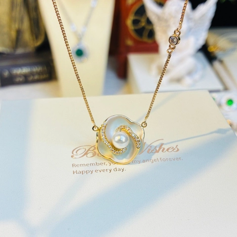 Vintage Gold Plated Copper Camellia Pendant Necklace With Artificial Pearl Rhinestone For Women Elegant Light Luxury Jewelry