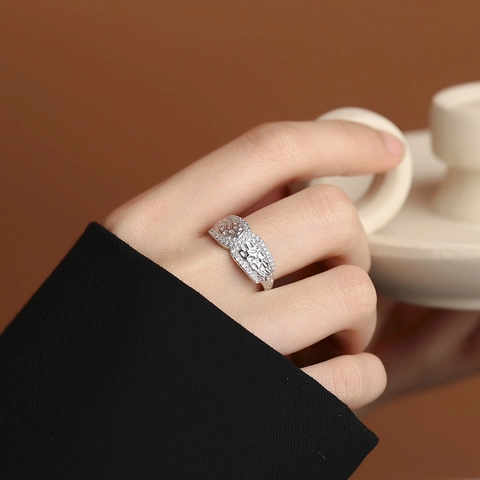 Anillo Abierto de Plata de Ley S925 con Textura de Roca para Mujer Bañado en Oro Blanco Strass Ajustable Joyería