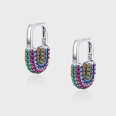 Pendientes Huggie de Plata de Ley S925 con Circonia Multicolor Micro-Incrustada Forma de Candado Diseño de Nicho Joyería Arcoíris Mujer
