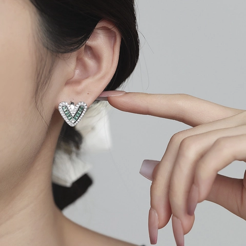 Pendientes Huggie Corazón de Plata de Ley 925 con Circonita Esmeralda Diseño en V de Lujo Hebilla de Oreja de Esmeralda para Joyería de Mujer