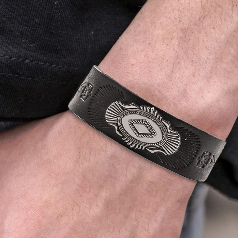 Bracciale in Pelle Vintage Per Uomo Donna Retrò Simbolo Totem Sbalzato Ciondolo in Lega di Zinco Ampio Bracciale Polsino Biker in Pelle