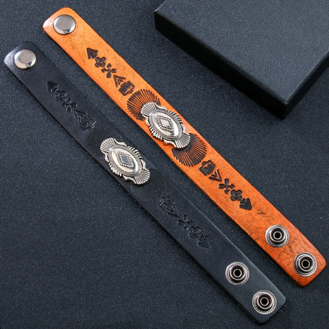 Bracciale in Pelle Vintage Per Uomo Donna Retrò Simbolo Totem Sbalzato Ciondolo in Lega di Zinco Ampio Bracciale Polsino Biker in Pelle