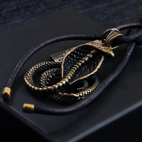 Portachiavi Cobra in Lega Vintage Punk Con Corda Intrecciata in Pelle PU Targa in Metallo Incisa Personalizzata Anello Auto
