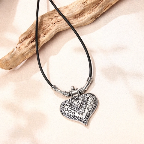 Collar con Colgante de Corazón Tallado Étnico Vintage Aleación Plata Antigua Bohemio Choker de Cordón de Cuero Negro Joyas Para Mujer