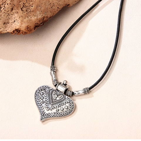 Collar con Colgante de Corazón Tallado Étnico Vintage Aleación Plata Antigua Bohemio Choker de Cordón de Cuero Negro Joyas Para Mujer