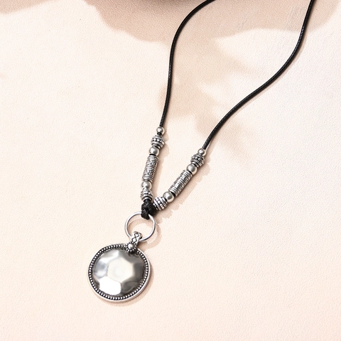 Collana con Pendente a Disco Rotondo Martellato in Lega Placcata Argento Antico Vintage con Perline Retro Corda Nera Gioielli