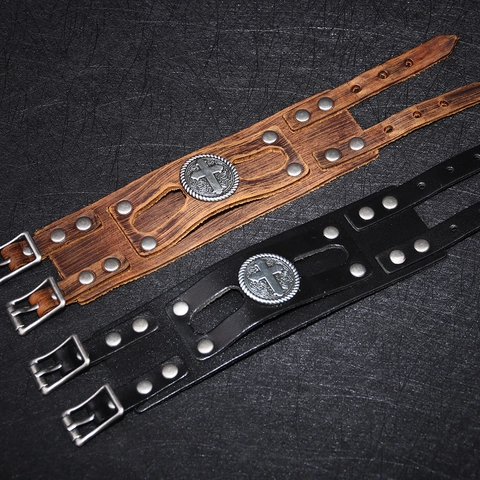 Bracciale Punk Largo in Pelle di Vacchetta da Uomo Vintage Con Ciondolo a Croce in Metallo e Borchie Polsino Gotico Regolabile