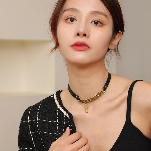 Punk PU Leder Choker Halskette Für Frauen Vintage Gold Legierung Kette Schlüssel Anhänger Verstellbarer Kragen Schmuck
