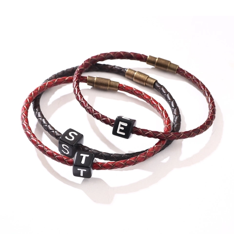 Bracelet Tressé en Cuir PU pour Hommes avec Fermoir Magnétique en Alliage Cubes de Lettres Carrées Bijoux Style Rétro Punk