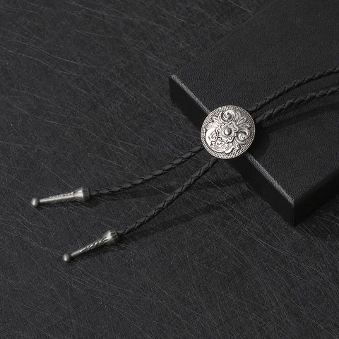 Vintage Western Cowboy Bolo Tie Retro Geprägte Blume Legierung Anhänger Verstellbare Geflochtene Kunstleder Kordelkette
