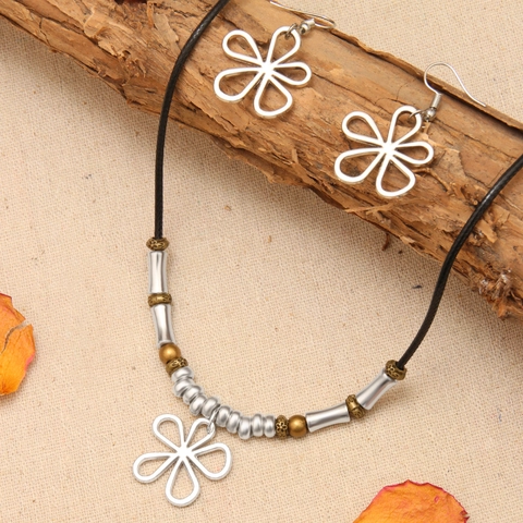 Set di Collana e Orecchini con Ciondolo a Fiore Cavo in Lega Bohémien Corda Cerata con Perline Stile Retro Gioielli da Spiaggia Donna