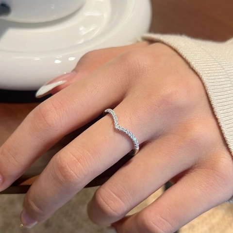 Elegant V-Shape 925 Sterling Silver Moissanite Ring For Women Minimalist Pave Chevron Wedding Anniversary Jewelry Finger Ring