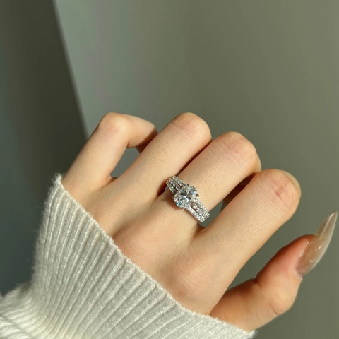 Oval Cut Moissanite 925 Sterling Silver Ring For Women Luxury Engagement Wedding Band Sparkling Inlaid Fashion Jewelry Finger Decoration