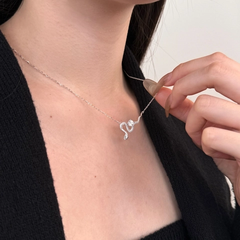 Collana con Pendente a Forma di Serpente in Argento Sterling 925 per Donna con Moissanite e Zirconia Intarsiata Elegante Gioielleria