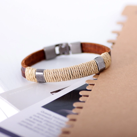 Men Retro Multi-layer Braided Cowhide Leather Rope Bracelet Alloy Metal Clasp Bohemian Adjustable Hand Woven Leaf Jewelry