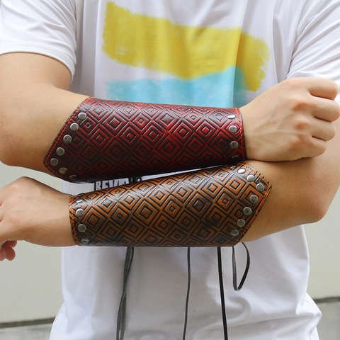 Parabraccia in Pelle di Vacchetta Vintage da Uomo Medievale Punk Gotico a Rilievo con Borchie Bracciale a Polsino Ampio Regolabile Protezione Braccio Cosplay