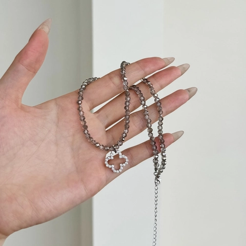 Collana in Argento Sterling 925 con Ciondolo a Quadrifoglio Traforato Grigia con Perline in Cristallo Artificiale e Strass Donna