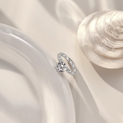 925 Sterling Silver Twisted Pave Rhinestone Ring For Women Round Brilliant Cut Wedding Engagement Fashion Finger Ring Jewelry