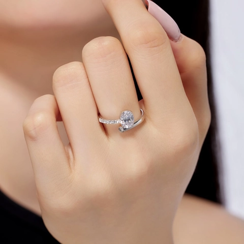 Anello in Argento Sterling 925 Con Zirconia Taglio Ovale Elegante Design Bypass Fede Nuziale Fidanzamento Gioielleria Di Lusso Per Donna