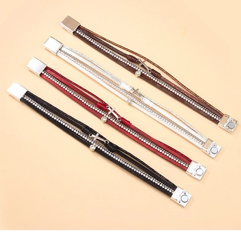 Bracelet Enveloppant Multicouche en Cuir PU pour Femmes Avec Pendentif Croix en Alliage Strass Incrusté Charme Infini Fermoir Magnétique Boho