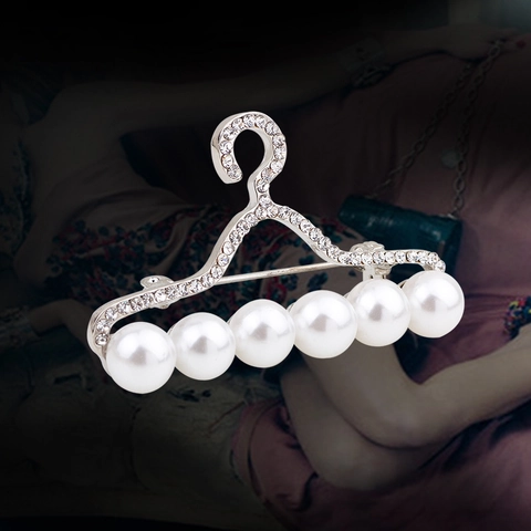 Spilla Creativa a Forma di Appendiabiti per Donna in Lega d'Argento con Perle Artificiali e Strass Intarsiati Accessorio Gioielli di Moda