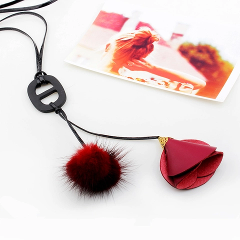 Collar Largo con Borla de Cuero de Flor para Mujer Colgante de Aleación con Bola de Pelo Cadena de Suéter Joyería de Moda