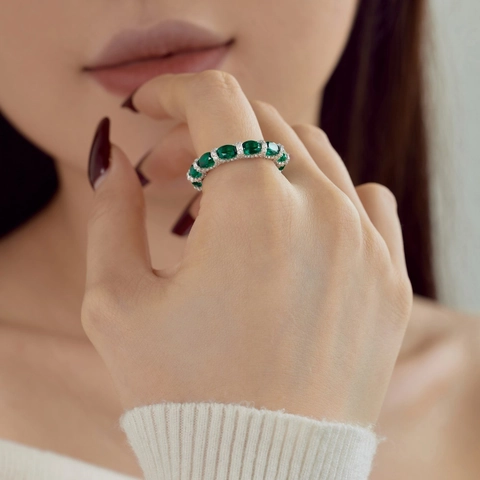 Lujoso Anello de Eternidad de Plata de Ley 925 con Circonia Esmeralda Ovalada para Mujer Micro Pave Boda Fiesta Joyería