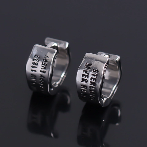 Herren Edelstahl Wellenmuster Huggie Hoop Ohrringe Vintage Industrial Gravierte Buchstaben Silber Ohrringe Schmuck Für Den Alltag