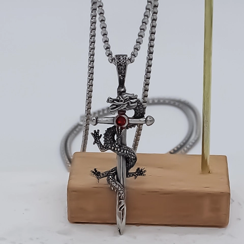 Collier Pendentif Épée de Dragon Style Chinois Vintage Alliage Strass Rouge Punk Gothique Bijoux Pour Unisexe Cadeau