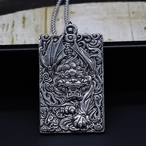 Collana con Pendente Quadrato Totem Creatura Mitica Stile Cinese Vintage Lega Rilievo Galvanico Gioielli Unisex Catena