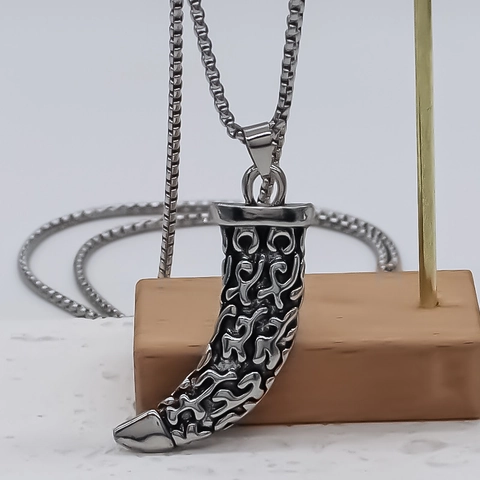 Vintage Alloy Embossed Relief Curved Scabbard Pendant Necklace Retro Punk Style Unisex Silver Color Chain Jewelry