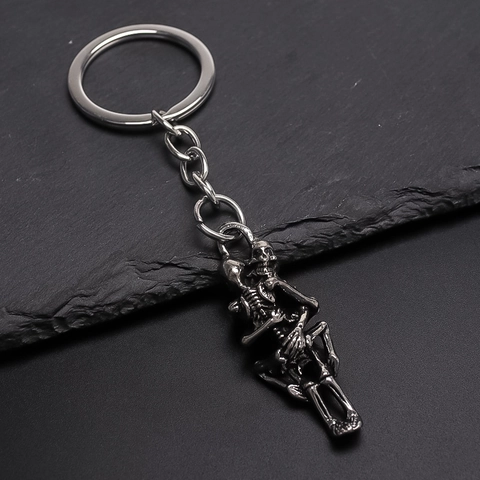 Vintage Alloy Skeleton Hug Keychain Gothic Punk Skull Couple Pendant Distressed Metal Key Ring For Adults Jewelry Decor