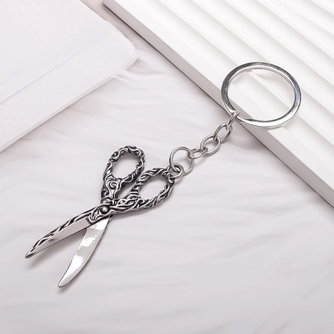 Llavero Retro con Forma de Tijeras Aleación Patrón Grabado Colgante Color Plata Hip Hop Llavero para Hombres Mujeres Accesorio de Moda Regalo