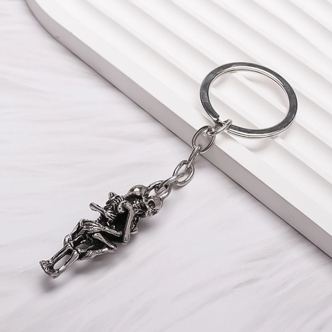 Vintage Alloy Skeleton Hug Keychain Gothic Punk Skull Couple Pendant Distressed Metal Key Ring For Adults Jewelry Decor