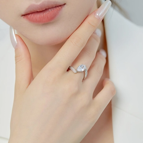 Elegante 925 Sterling Zilveren Ring met Peer Vorm Zirconia Gedraaide Band Waterdruppel Bruiloft Sieraden voor Vrouwen
