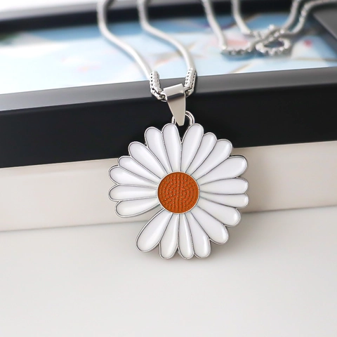 Collar con Colgante de Margarita Pequeña de Moda Coreana Aleación Galvanizada Plata Flor Cadena de Suéter Unisex Joyería Versátil