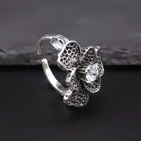 Anello Aperto a Forma di Fiore in Lega Vintage per Uomo Donna Individualista con Strass Regolabile Cannibal Floral Ring Gioielli Regalo