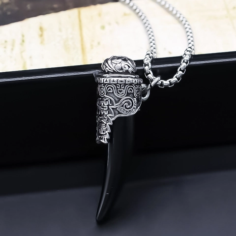 Collana con Pendente a Dente di Lupo Vintage da Uomo in Lega Retro con Rune Incise Tono Argento Nero Gioielli Hip Hop