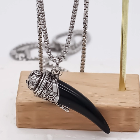 Collana con Pendente a Dente di Lupo Vintage da Uomo in Lega Retro con Rune Incise Tono Argento Nero Gioielli Hip Hop