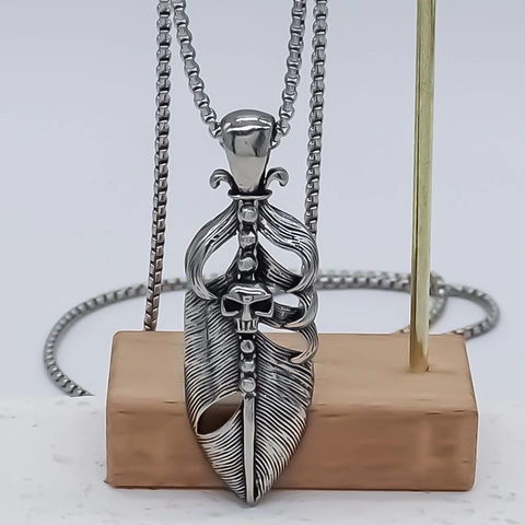 Vintage Alloy Feather Skull Pendant Necklace Gothic Punk Style Distressed Silver Color Retro Jewelry For Men Women Unisex