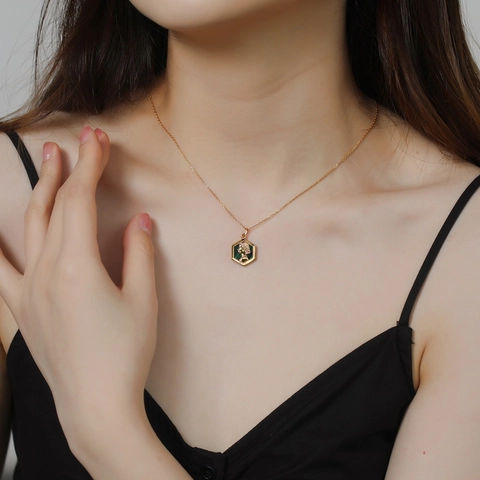 925 Sterling Silver Malachite Hexagon Queen Head Relief Pendant Necklace For Women Vintage Electroplated Jewelry Gift