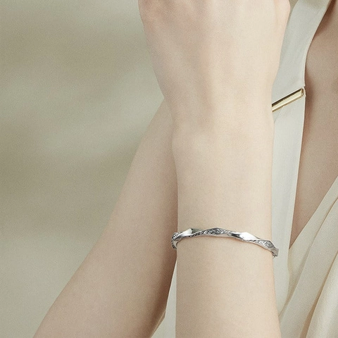 Vintage Verdrehter Versilberter Kupfer Armreif Für Damen Geometrisches Hohlmuster Blumenmuster Leichter Luxus Offener Schmuck
