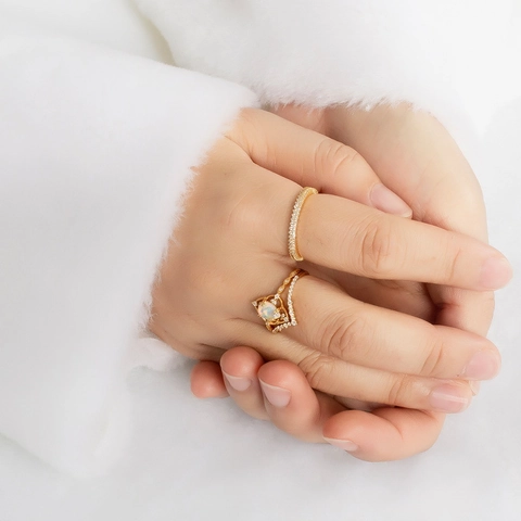 Anillo de Ópalo Ovalado Estilo Palacio Vintage Plata de Ley 925 Bañado en Oro Strass Incrustado Diseño de Nicho Joyería Mujer