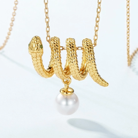 Pendente Serpente Argento Sterling 925 Placcato Oro Con Perla Bianca D'Acqua Dolce E Occhi Di Pietre Verdi Gioielli
