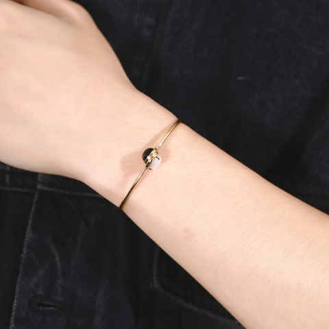 Bracciale Rigido Aperto in Argento Sterling S925 Placcato Oro 10K Agata Nera Madreperla Bianca Bracciale alla Moda a Contrasto da Donna