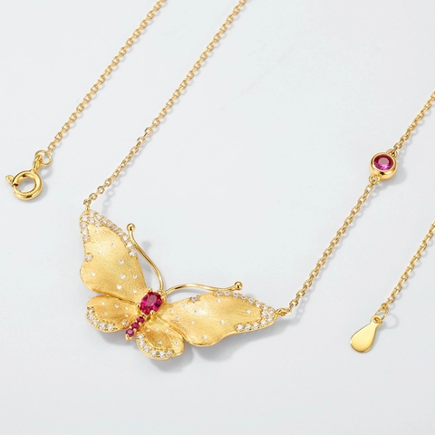 S925 Sterlingsilber Vergoldet Schmetterling Anhänger Halskette Roter Synthetischer Rubin Gebürstete Textur Strass Inlaid Schmuck Damen