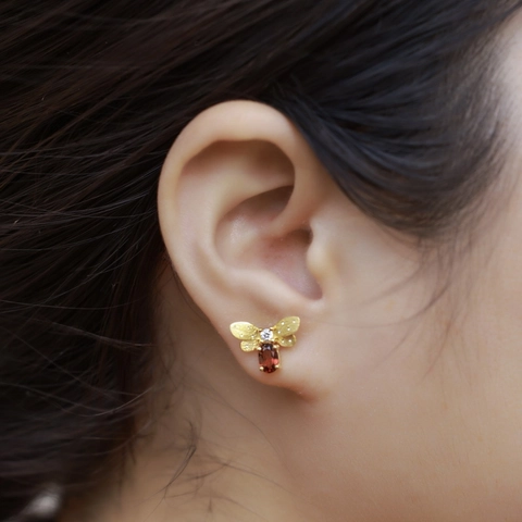 925 Sterlingsilber Biene Ohrstecker 10K Vergoldet Gebürstet Texturiert Granat Strass Eingelegt Mode Schmuck Für Damen